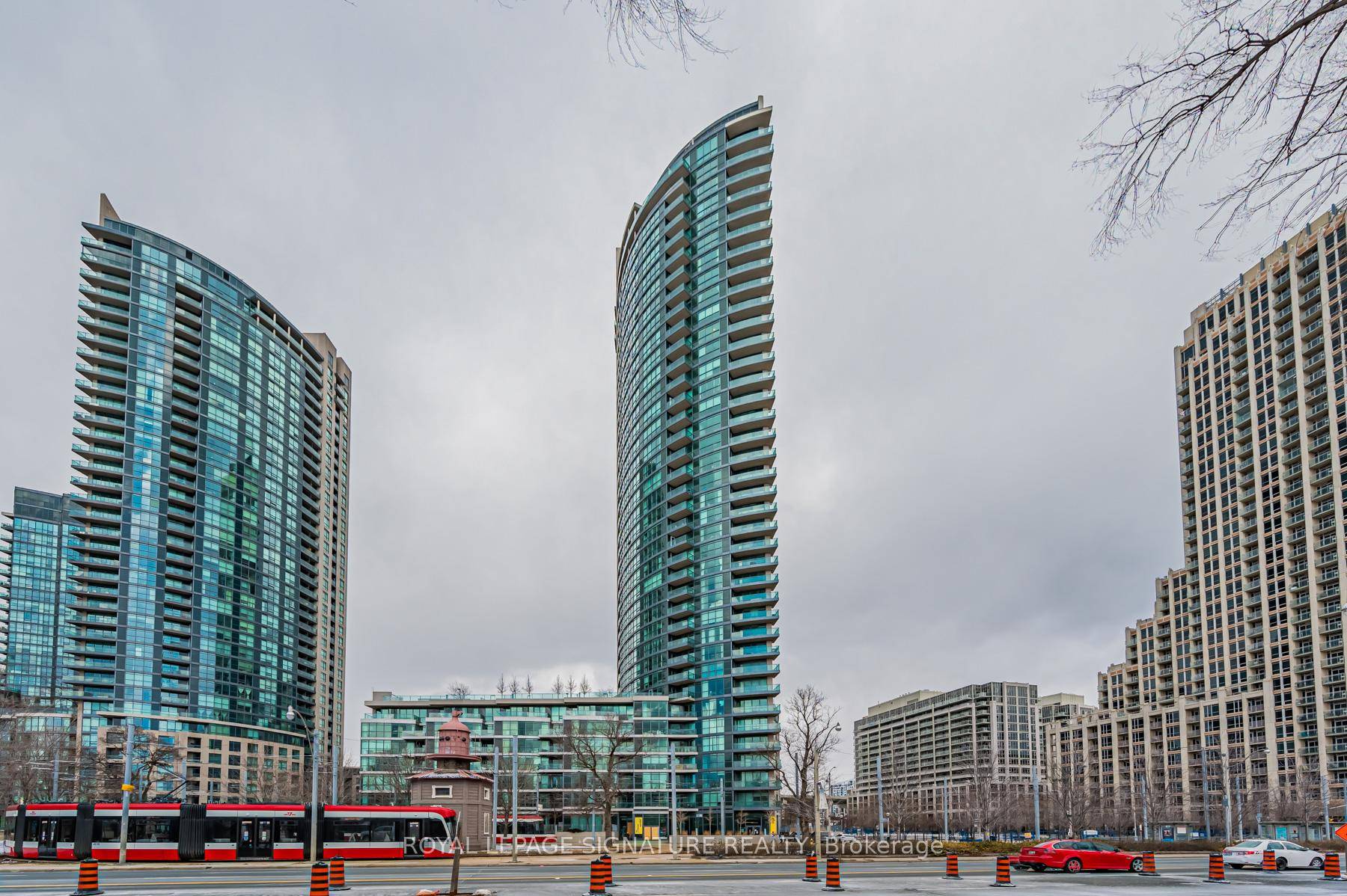 What A View ! Welcome To The Neptune Condos In Fort York Live In Luxury With A Panoramic View Of The Lake That Gives You Light All Day Long.