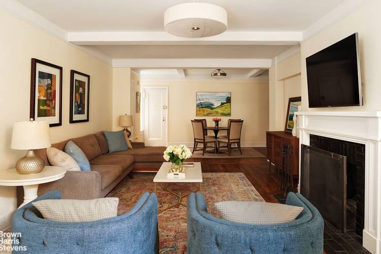 With a loft like living and dining expanse of over 31', this south facing one bedroom one bathroom residence is the perfect blend of well proportioned rooms, multiple exposures, prewar ...