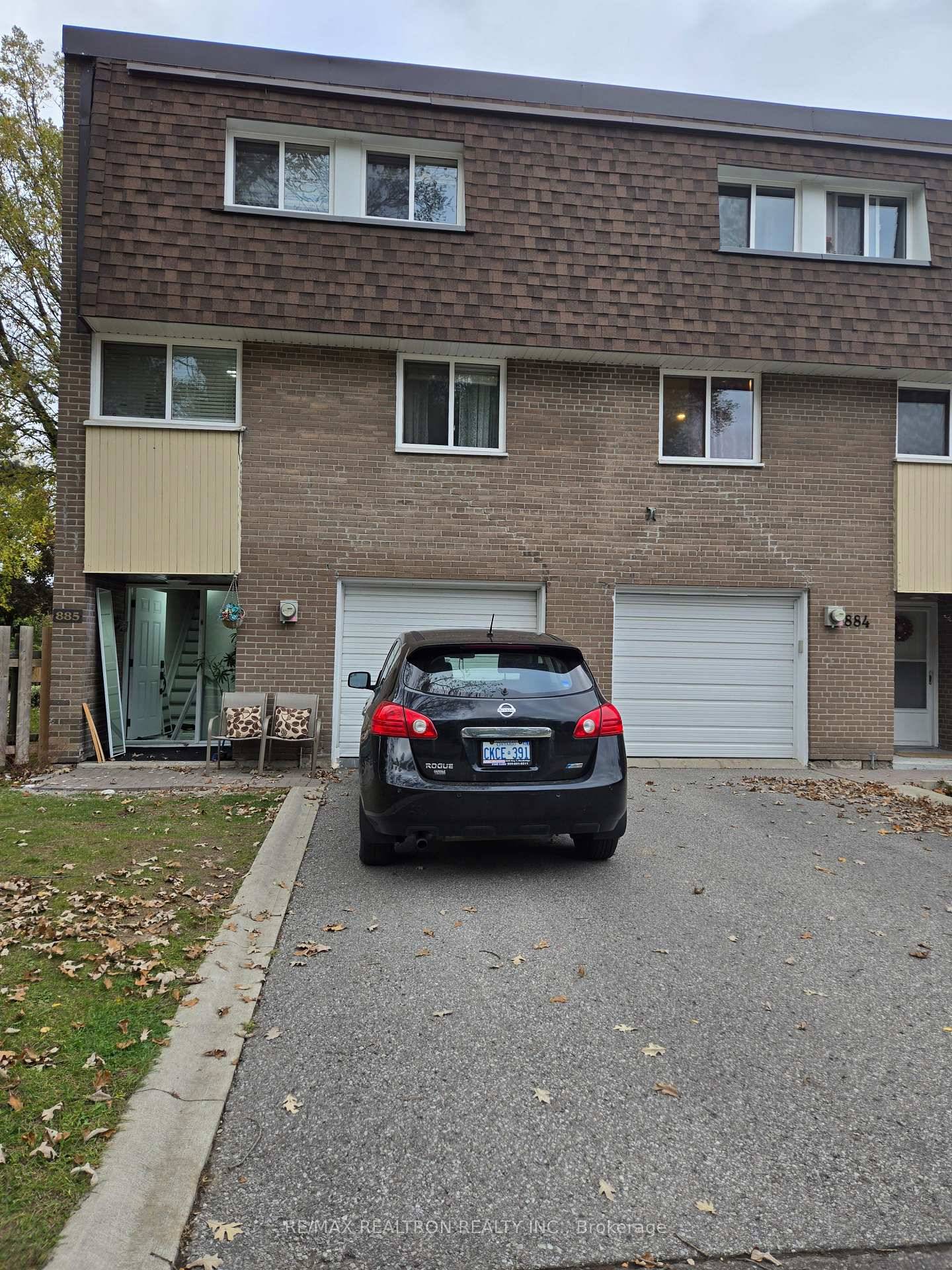 Beautiful 3 Bedroom End Unit Townhouse in Toronto.