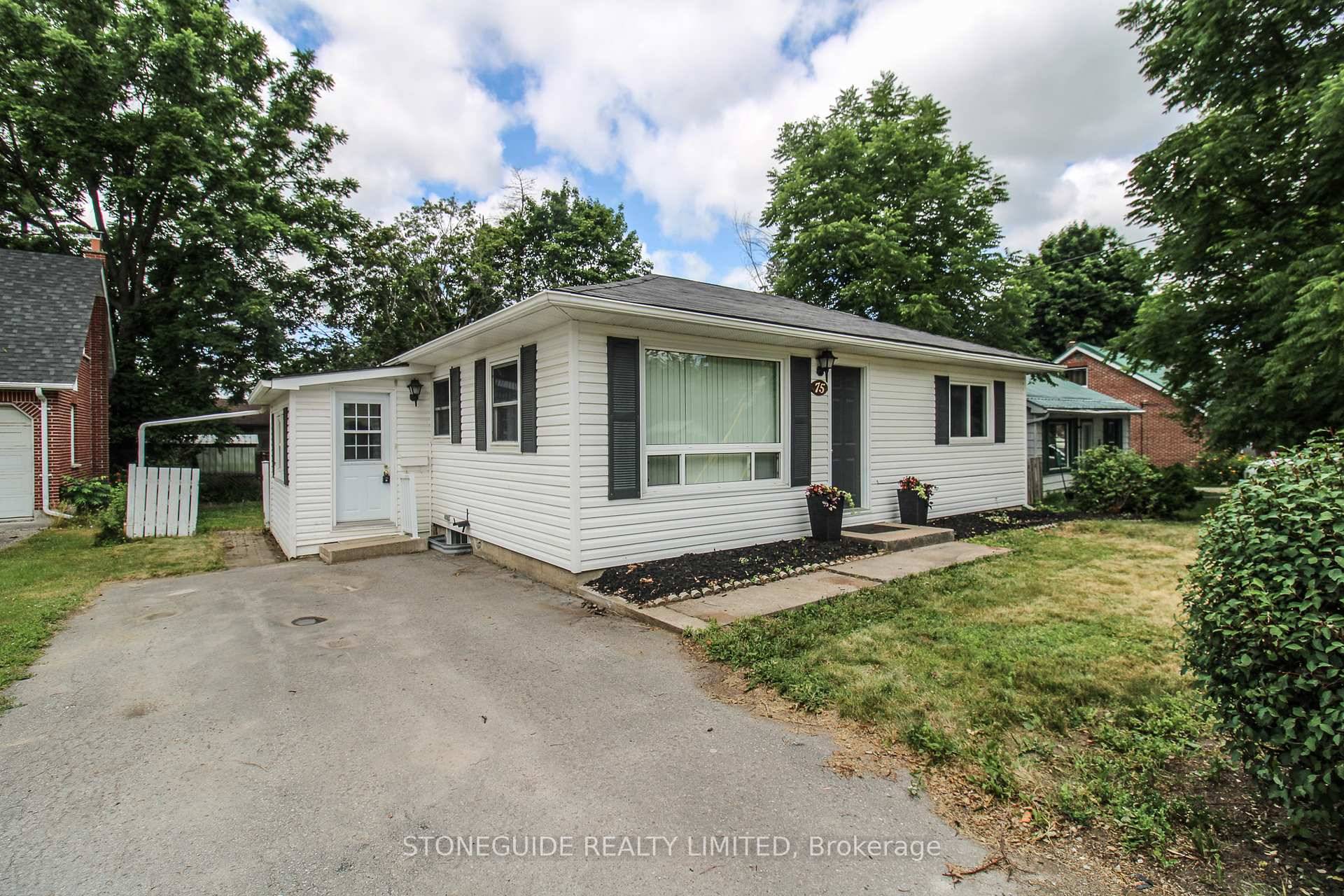 Convenient Lakefield walk anywhere location, close to all amenities this 2 bedroom home offers everything you need.