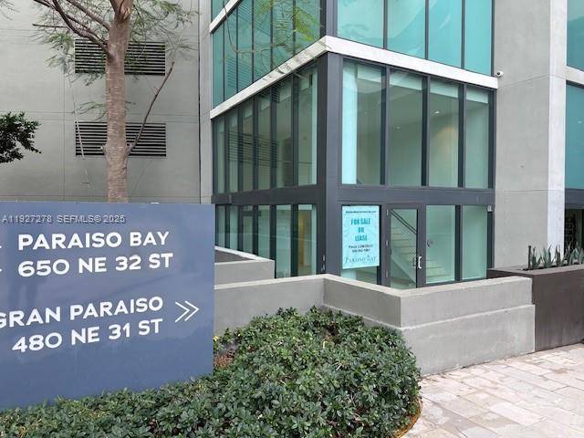 PREMIER CORNER RETAIL OFFICE SPACE FIRST TIME AVAILABLE FOR SALE OR LEASE AT 5000 m full service gross.