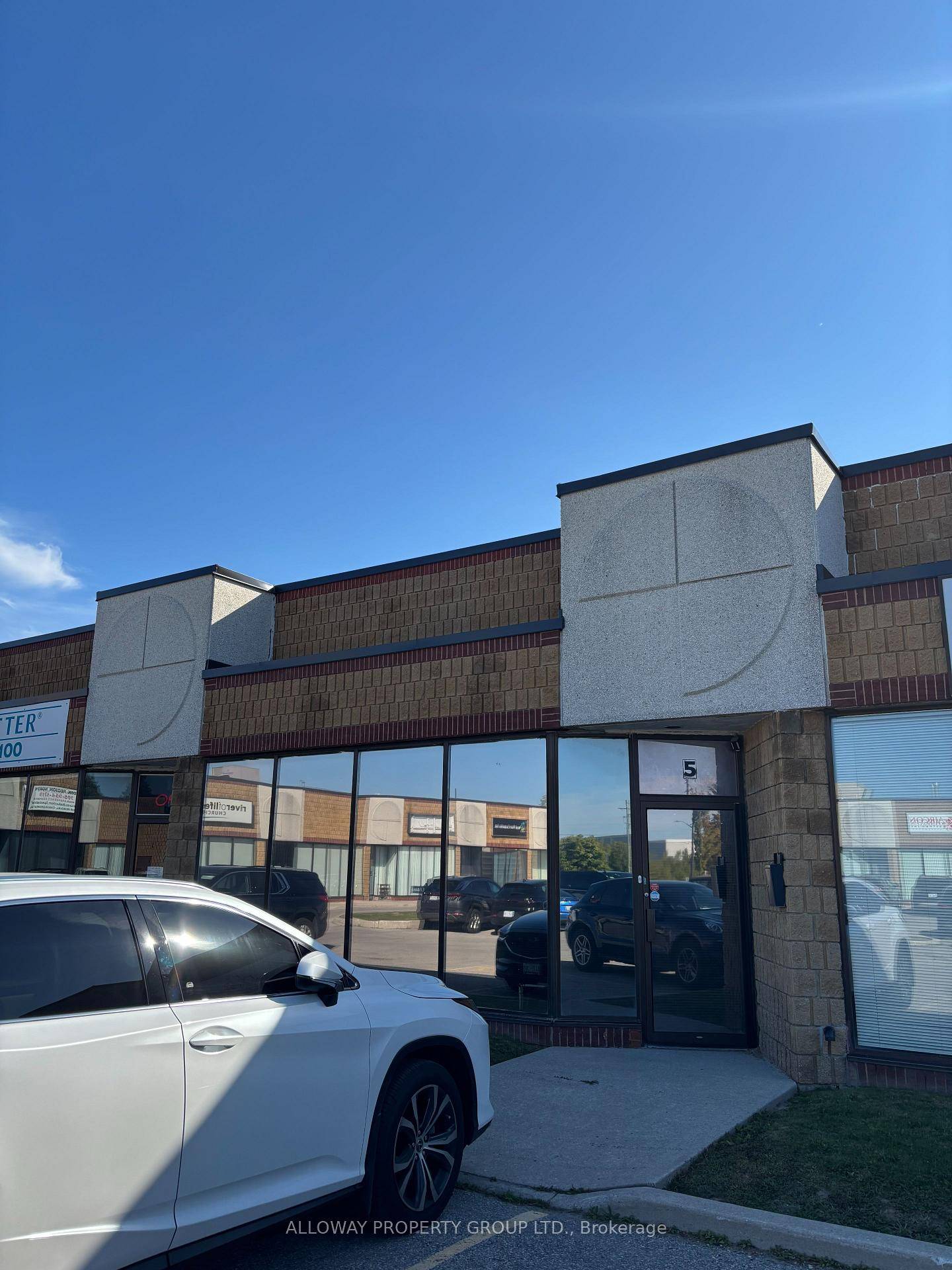 This versatile unit can accommodate a variety of uses, including office space, showroom, light industrial activities, and much more.