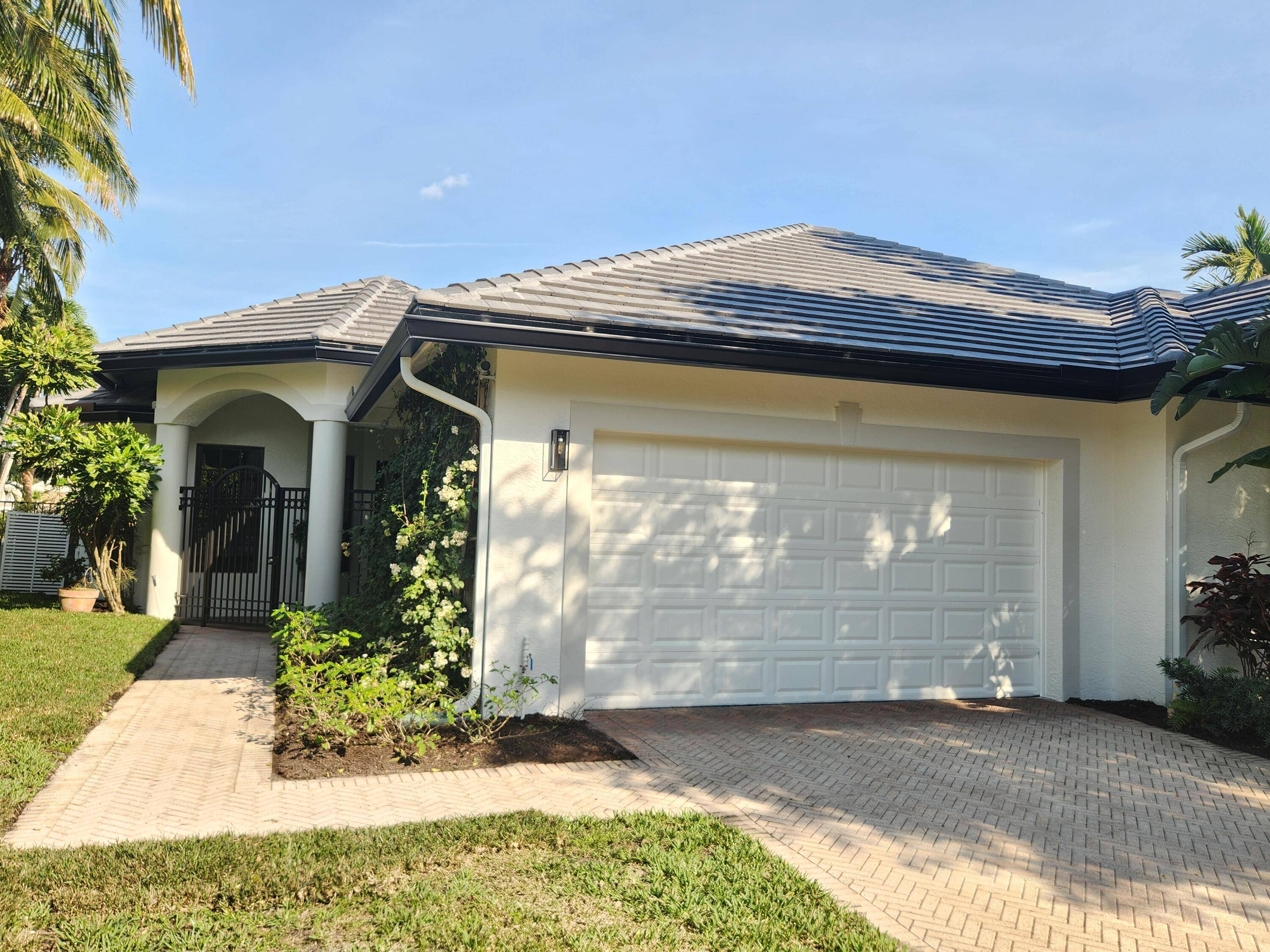 This property is a truly remarkable residence in the sought after Shady Oaks neighborhood of Palm Beach Polo.