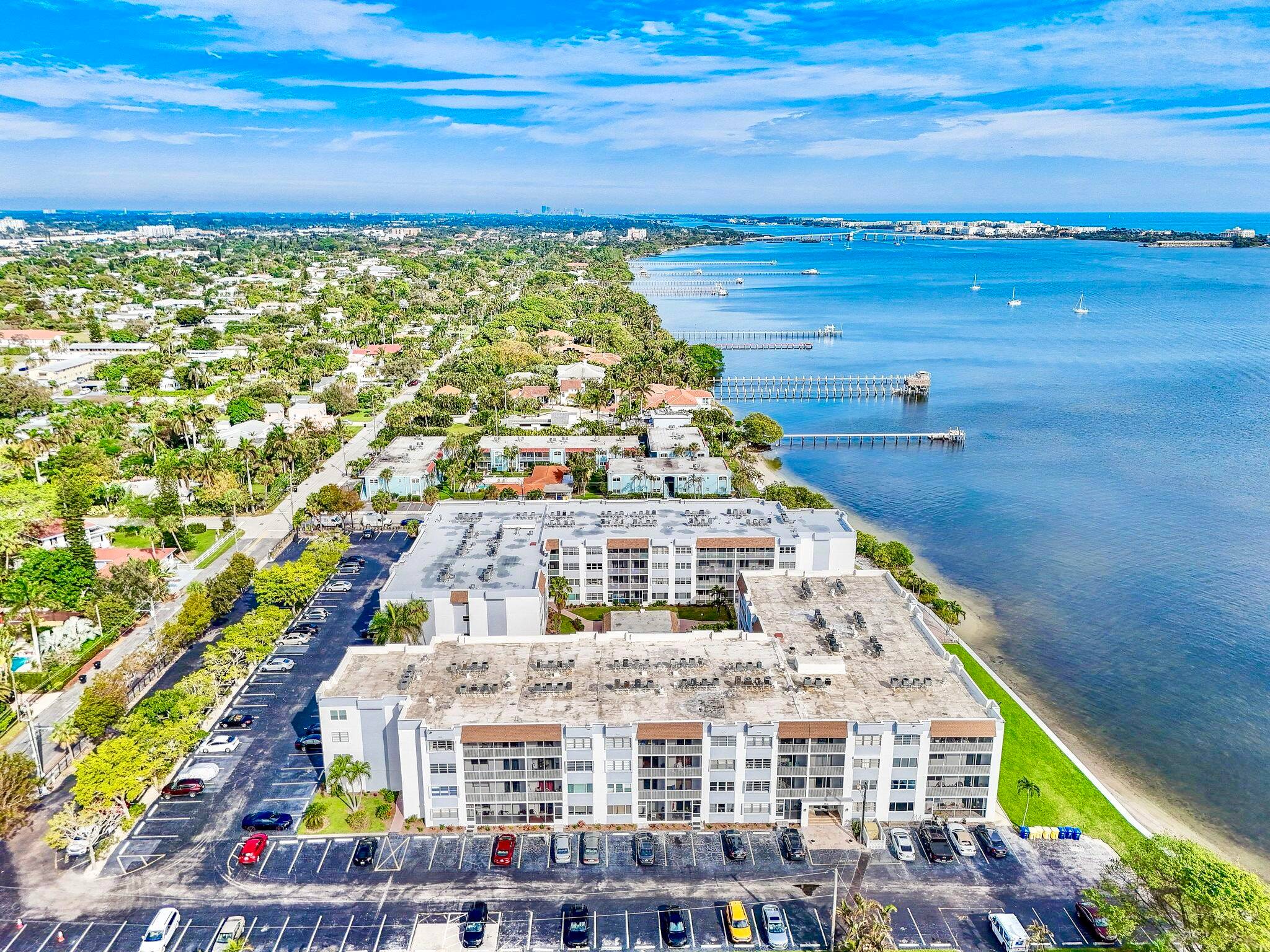 444' DIRECT WATERFRONT W RIPARIAN RIGHTS !