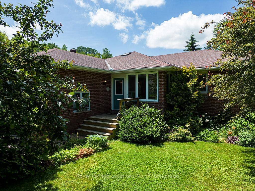 Beautifully Maintained Brick Bungalow in Desirable Beachvale.