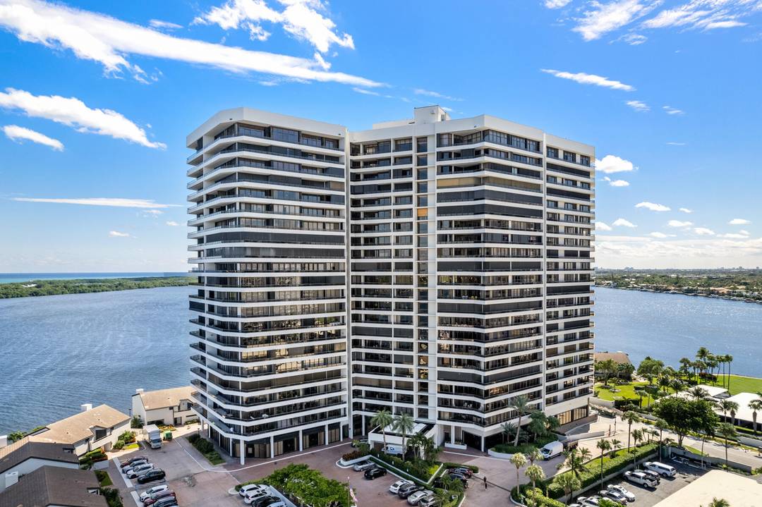 Enjoy the magnificent views of Old Port Cove Marina, Intracoastal and more from your 35Ft.