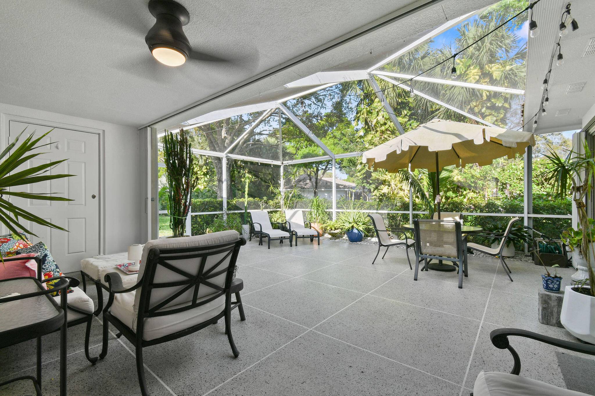 This beautiful Oaks Sun Terrace patio villa has a split floorplan with two private suites, vaulted ceilings and new porcelain tile throughout.