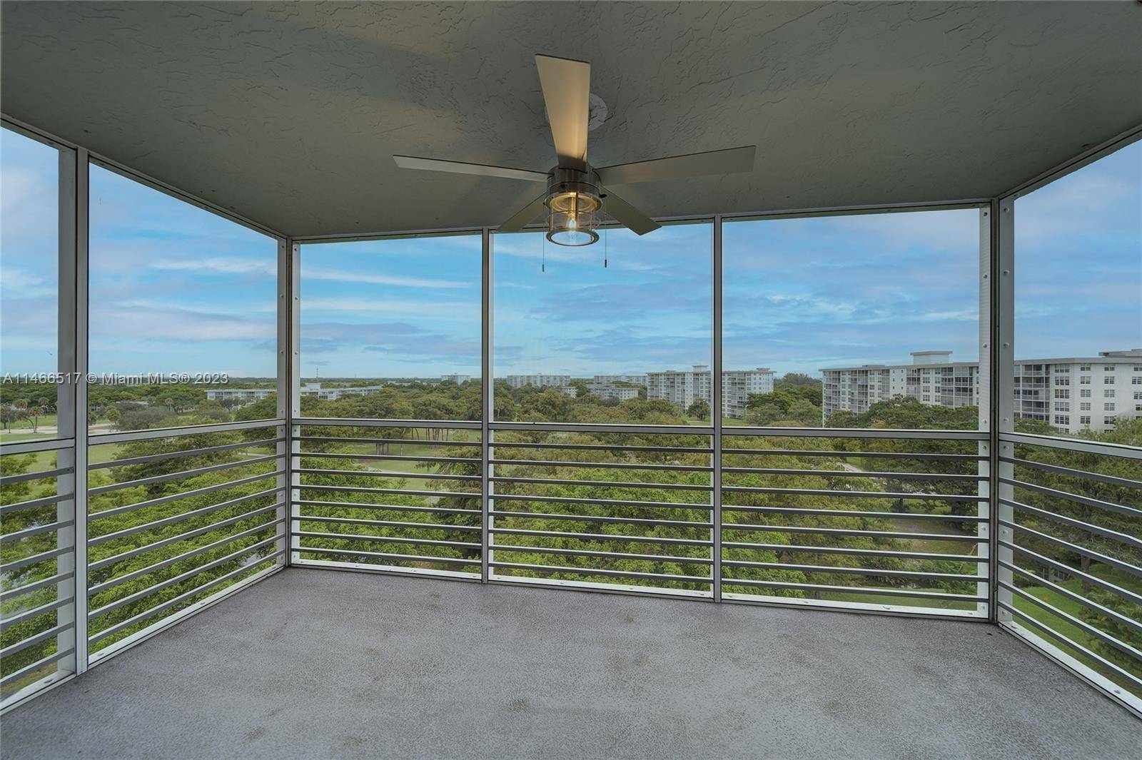 FEAST YOUR EYES ON SPECTACULAR VIEWS FROM EVERY ROOM.