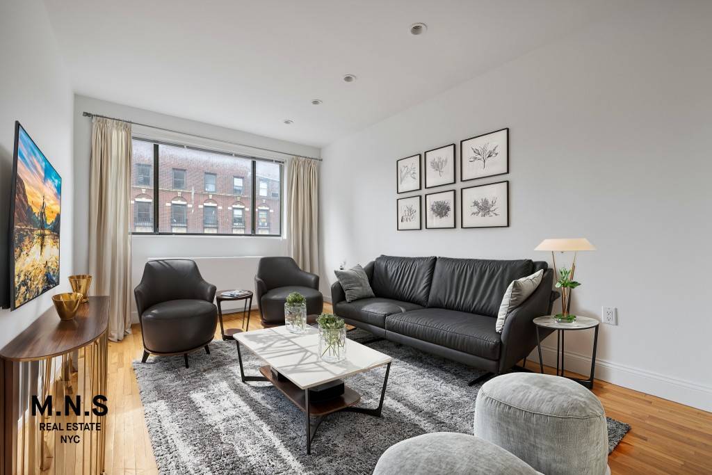 Beautiful Studio Apartment in Prime Chelsea Available Now !