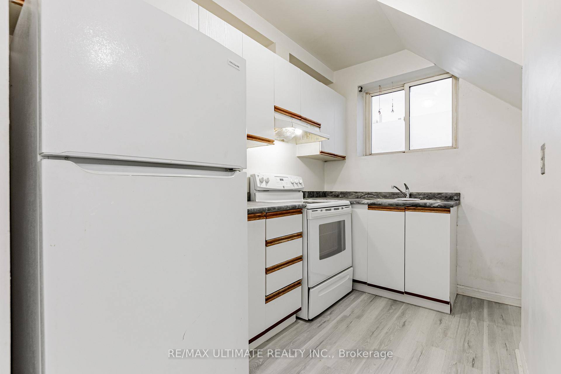 All About the Location ! Welcome to this charming cul de sac loft style walk up apartment on the top floor, situated in the vibrant Leslieville neighborhood.