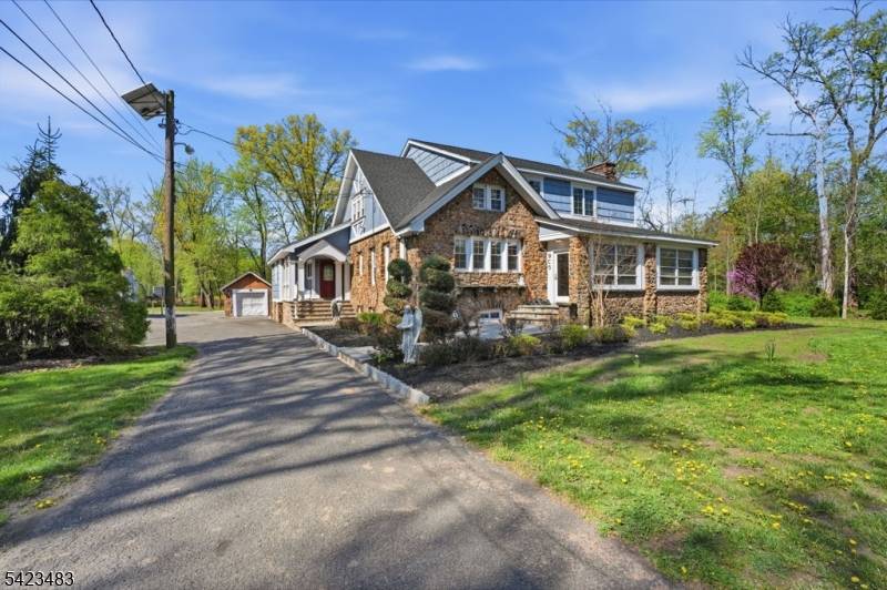460 feet of high visibility frontage along the highly trafficked route 529.