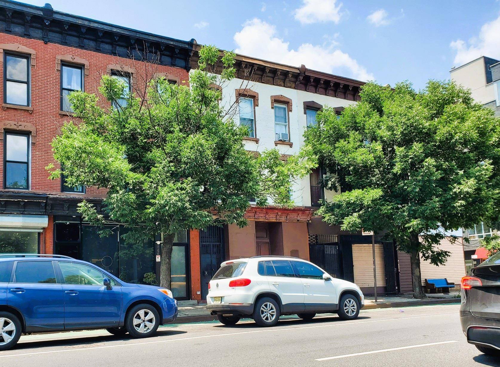 GREAT LOCATION Located in Bedford Stuyvesant, close to Clinton Hill, very attractive for tenants.
