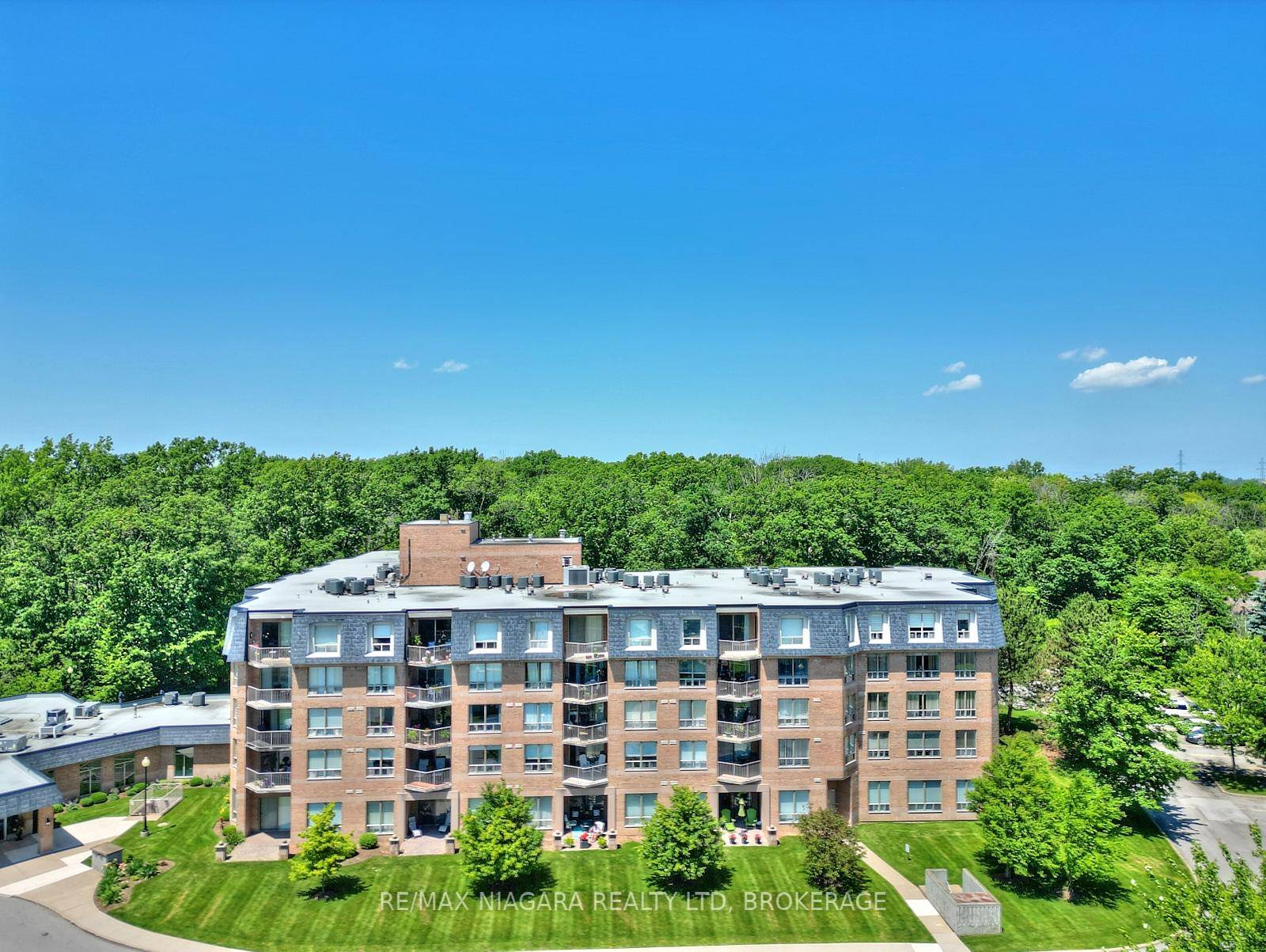 Impeccable, spacious and bright condo in the desirable Mansions of Forest Glen, and outstanding building with so very many amenities, not found in all Niagara Falls condo buildings.