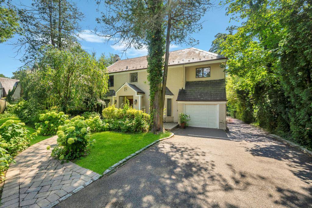 Classic 4 Bedroom, 3. 5 Bath Home Nestled On A Generous 150x100 Lot In Sought After Saddle Rock Estates.