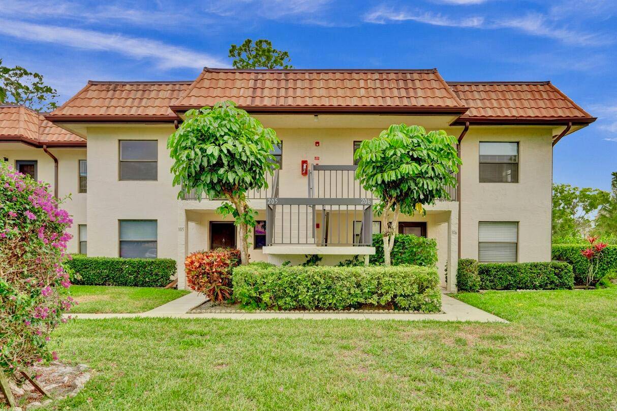 This charming 2 bedroom 2 bathroom 2nd floor condo in the 55 community of Golf Colony in Lucerne Lakes is completely move in ready !