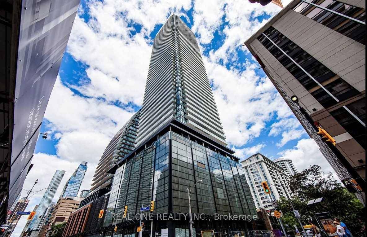 This Luxurious Teahouse 1 1 Condo Situated Absolute In The Heart Of Downtown.