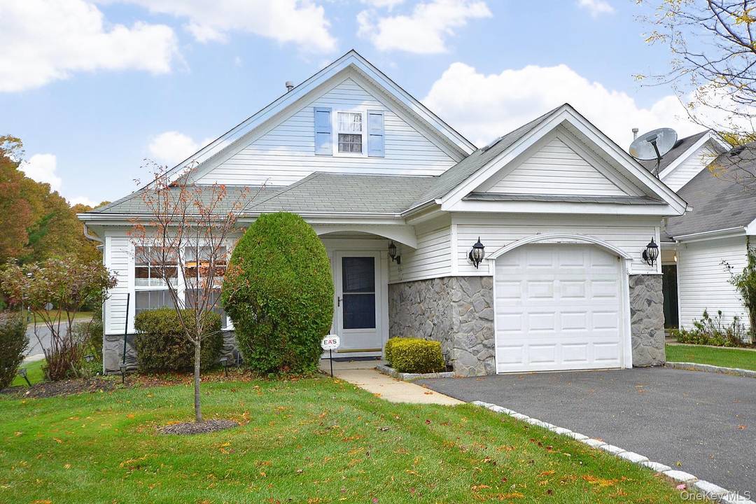 Beautifully maintained 2 Bedroom, 2 Bath Devon 2 model in Birchwood at Spring Lake Development.