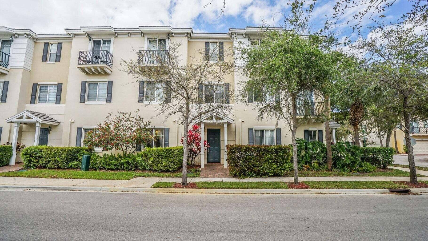 AMAZING OPPORTUNITY TO LIVE IN EAST BOCA RATON IN AN UPDATED 3 BEDROOM, 3.