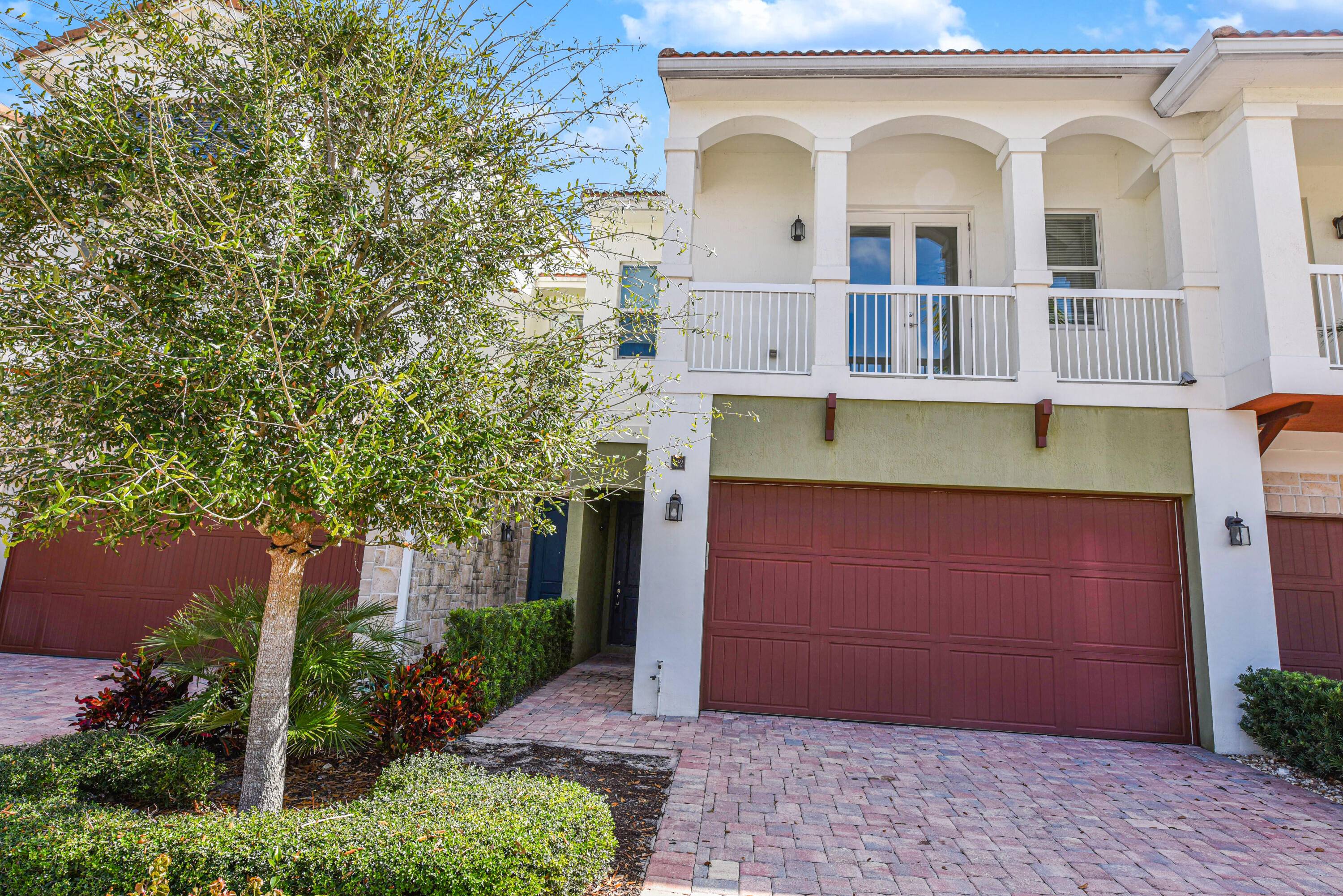 Spacious 3 Bedroom Townhome in Prime East Boca Raton LocationWelcome to this beautifully maintained, 3 bedroom, 2 bathroom townhouse offering over 2, 200 sq.