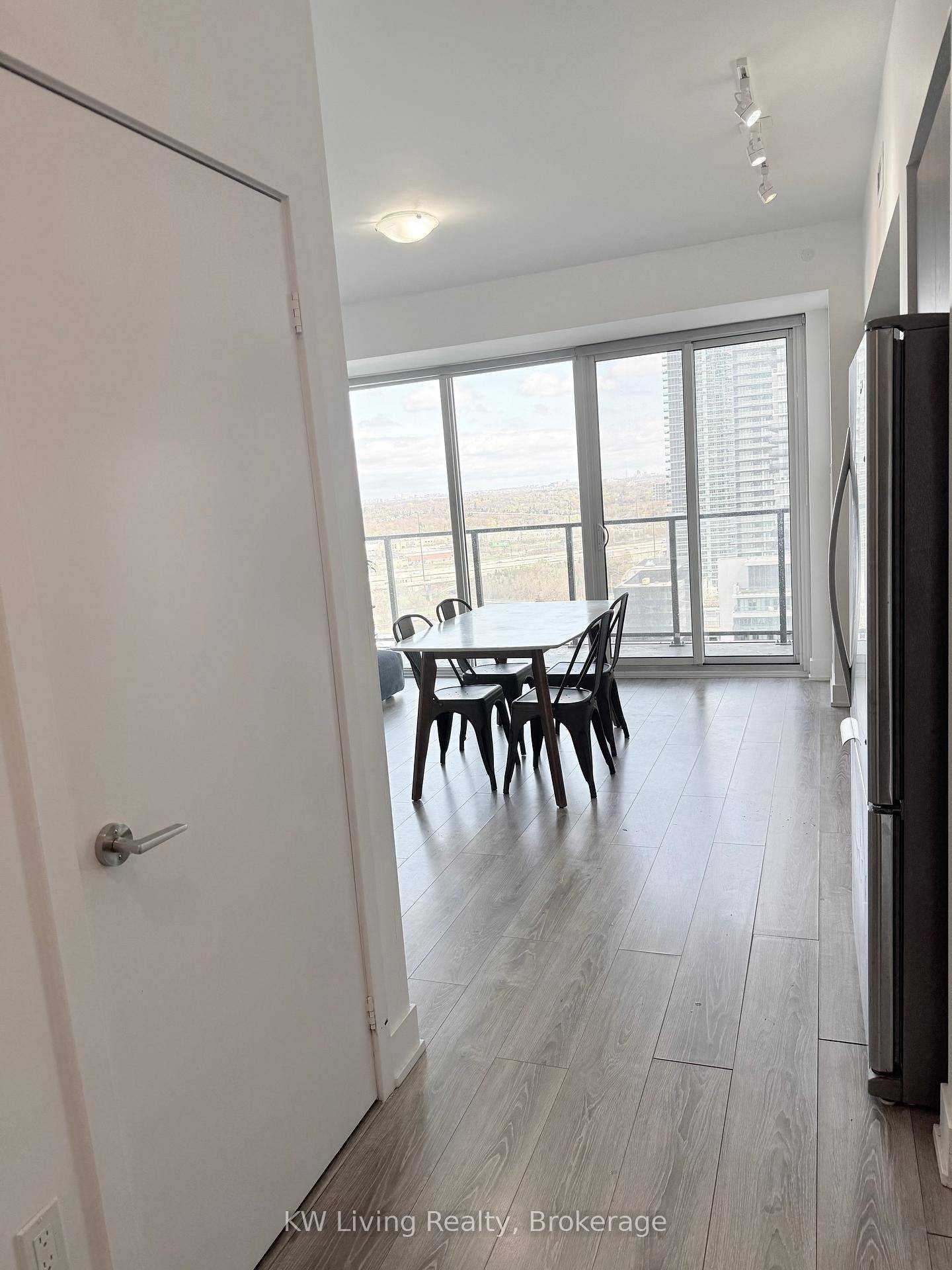 Beautiful Furnished 2 bedroom condo 677sqf north east facing, amazing view of lake of ontario !