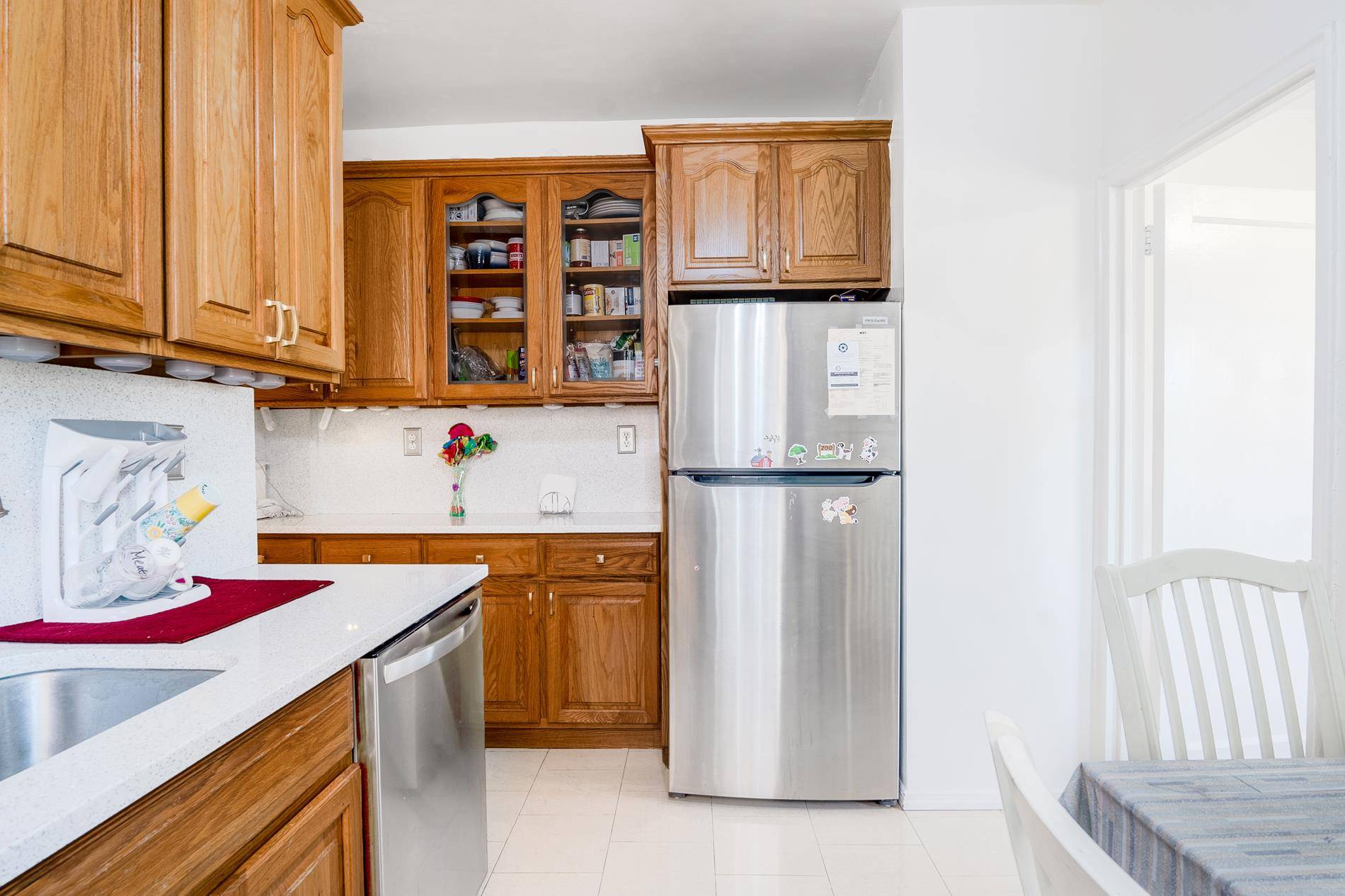 gt ; gt ; PICTURES TO BE UPLOADED MONDAY lt ; lt ; LOADS OF LIGHT FULLY RENOVATEDThis high floor, renovated 2 bedroom apartment Junior 4 layout is located in ...