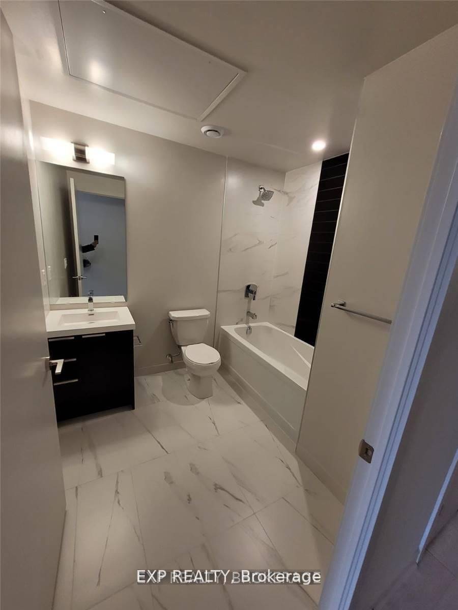 Client RemarksEnjoy Modern amp ; Convenient Living In This Brand New One Bedroom Unit Plus Den W A Private Balcony Right By The Lake !