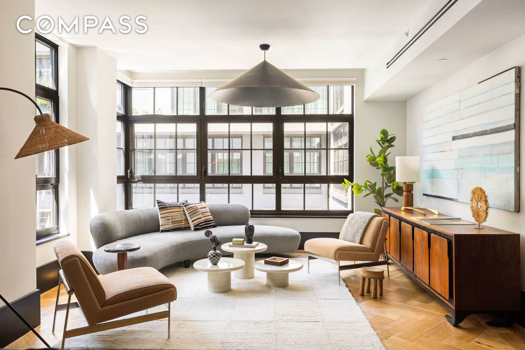 Welcome to Residence 5O at 51 Jay Street a sprawling, serene loft located in one of DUMBO s most distinguished warehouse conversions.