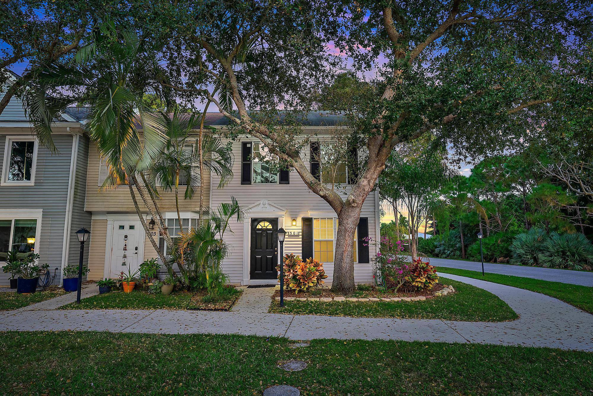 NEW ROOF No Poly pipes CHARMING, pond front 2 bedroom, 2 bathroom end unit townhome located in the highly sought after community of Jupiter !
