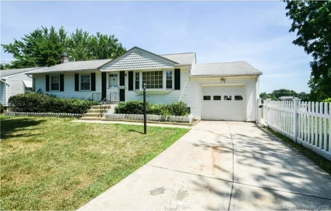 Charming Ranch in Wethersfield Tucked away at the end of a peaceful cul de sac, this inviting 3 bedroom, 2 bathroom ranch offers the perfect blend of comfort and convenience.