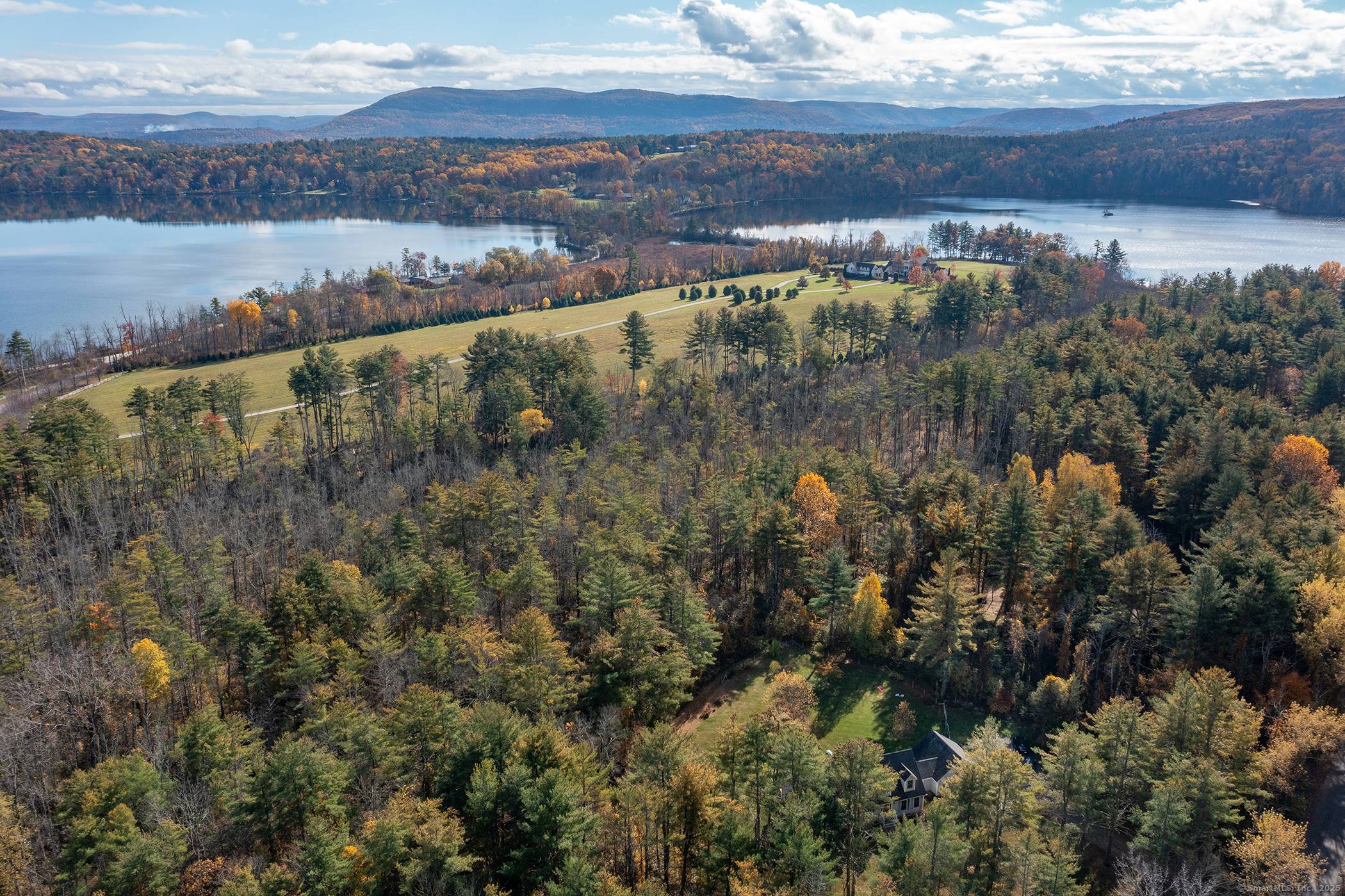 Introducing Lakes Bend. Twin Lake beckons.