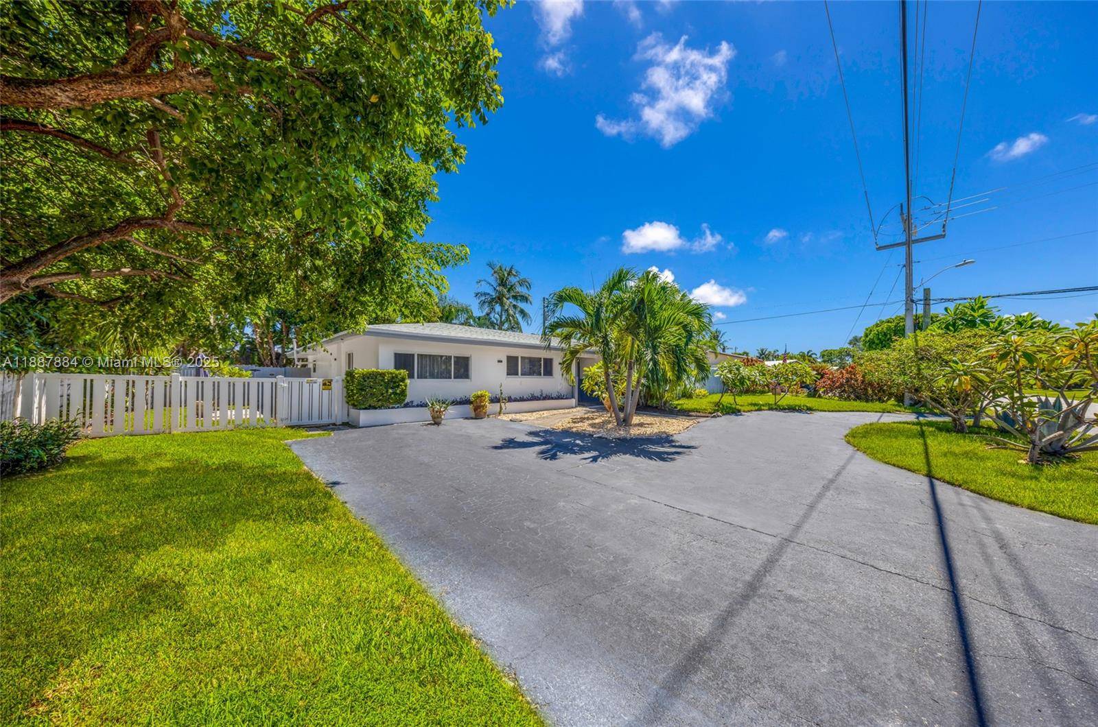 Great Location ! Charming home, 3 Bedrooms, 3 Bathrooms, located in a Harbor Village community, a few blocks from the beach.