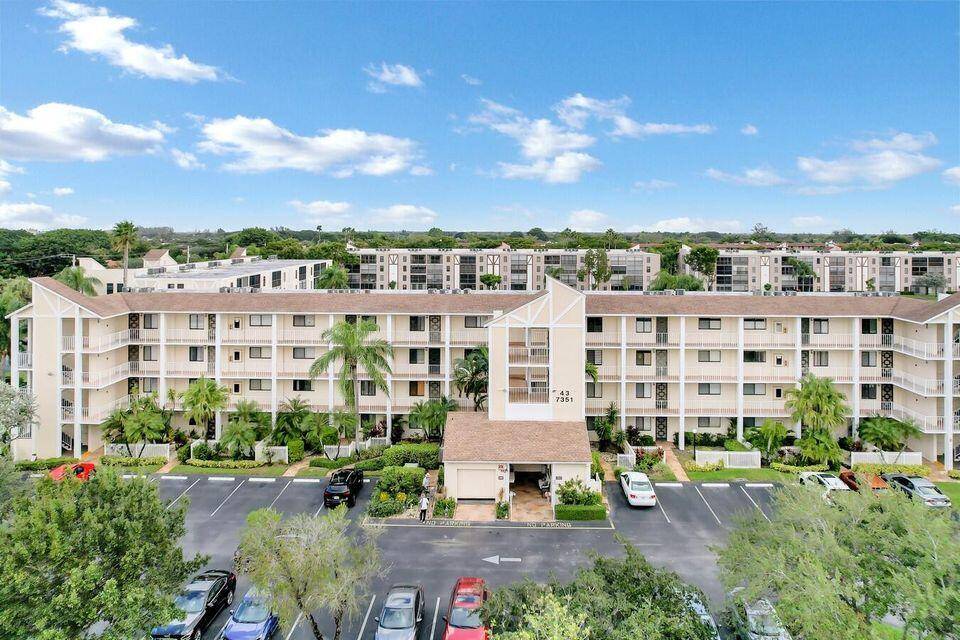Great 1st floor corner garden condo.