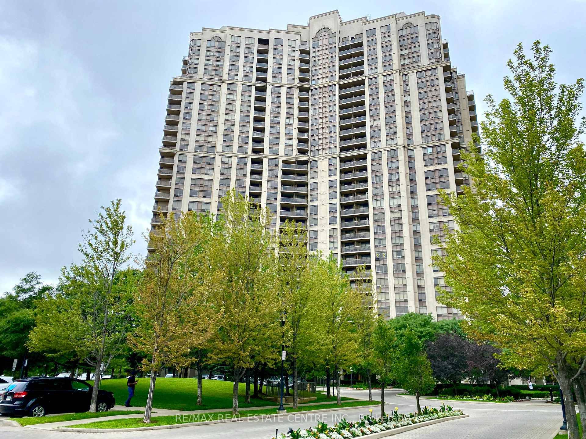 Live in One of Most Desired Bldgs in the Area.