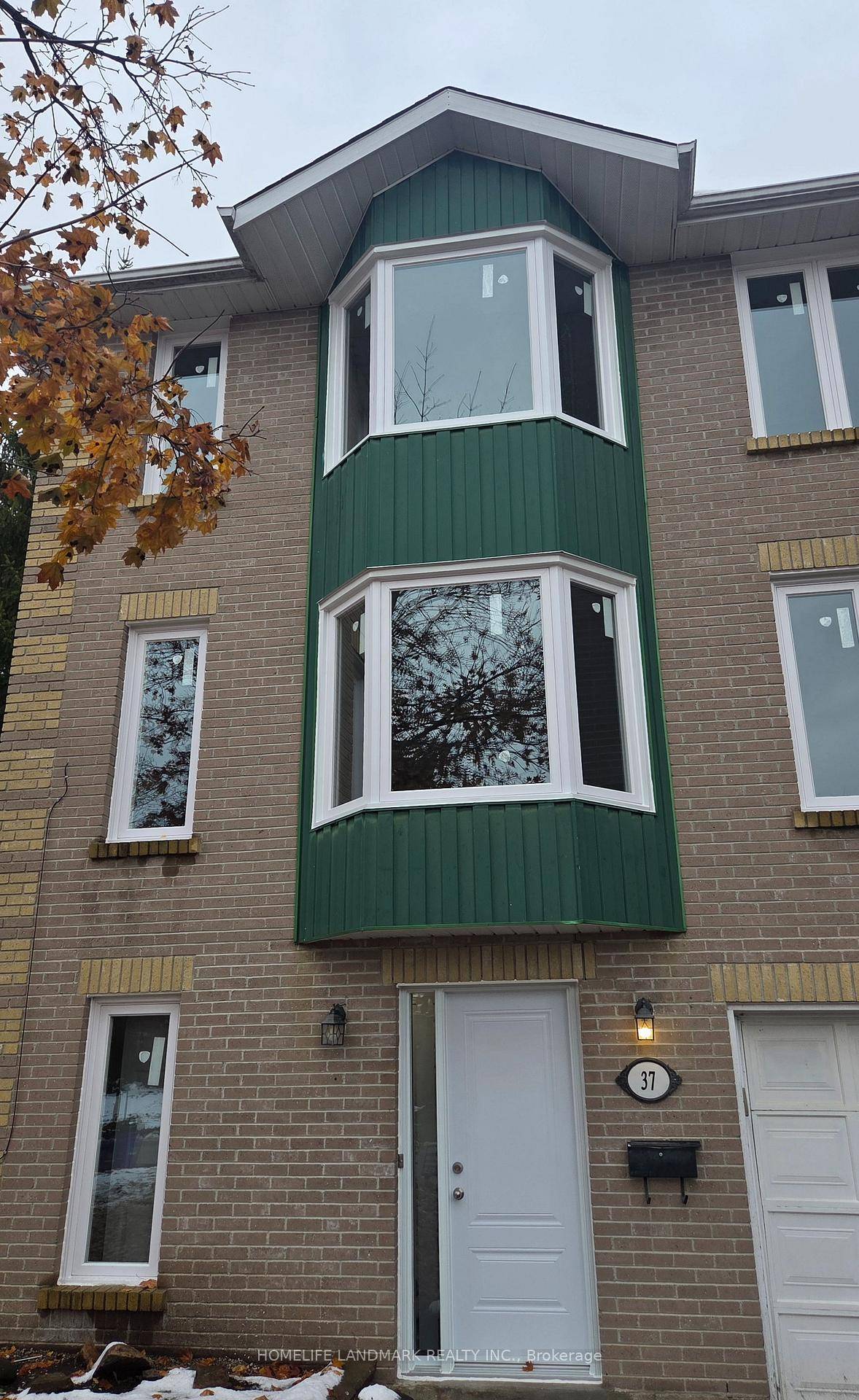 Beautiful 3 1 Bedroom In 'Keswick By The Lake' Area !