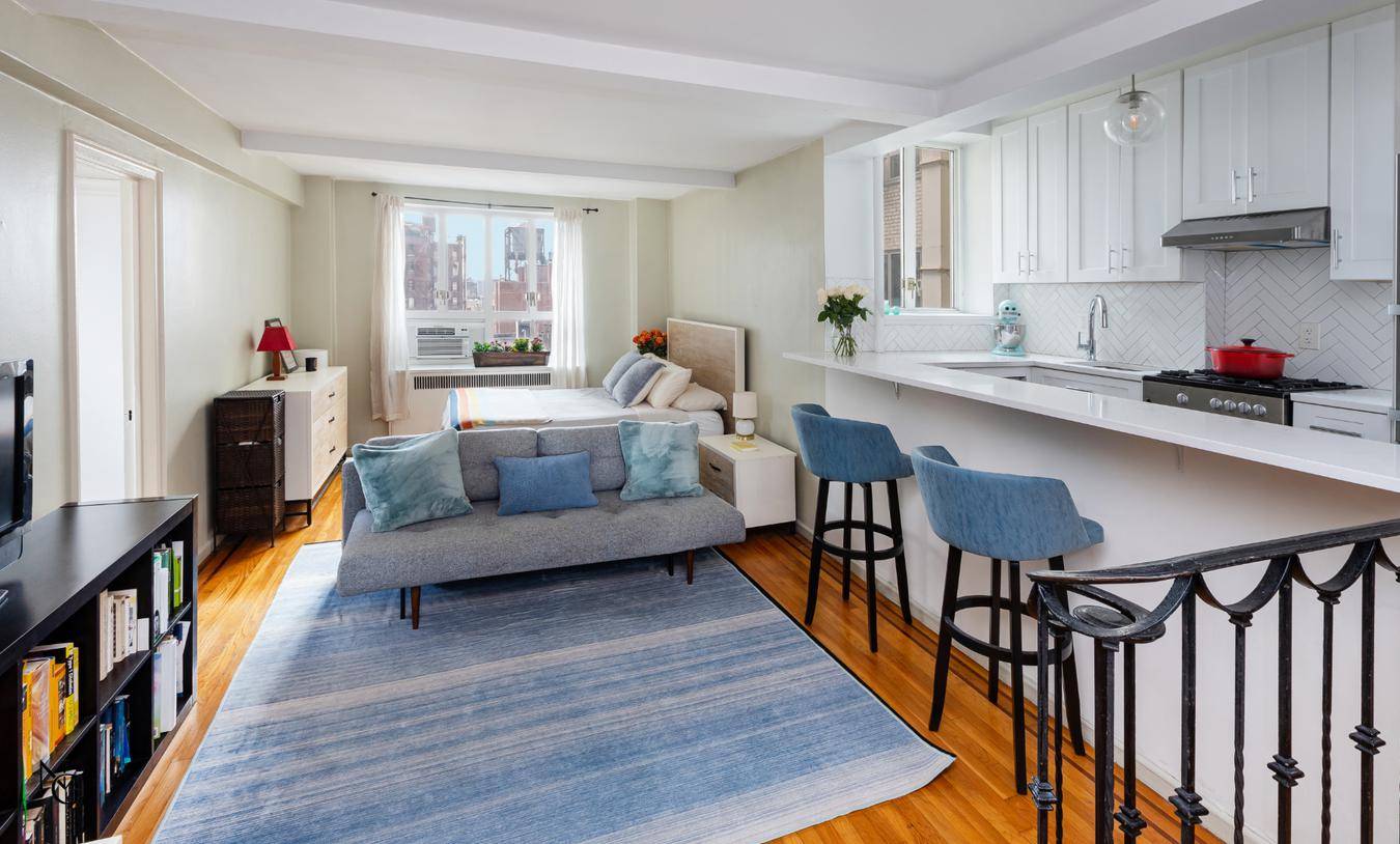 Nestled in the heart of vibrant Chelsea, this charming studio offers a cozy and convenient urban living experience.
