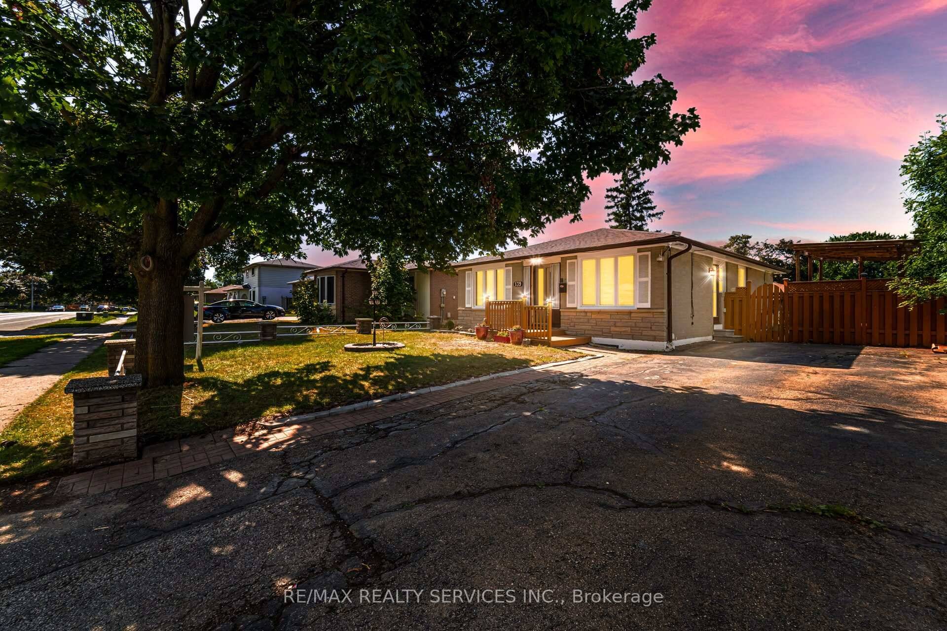 Rare To Find Premium 50 120 Feet Lot Bungalow 4 2 Bedrooms In Demanding Madoc Area !