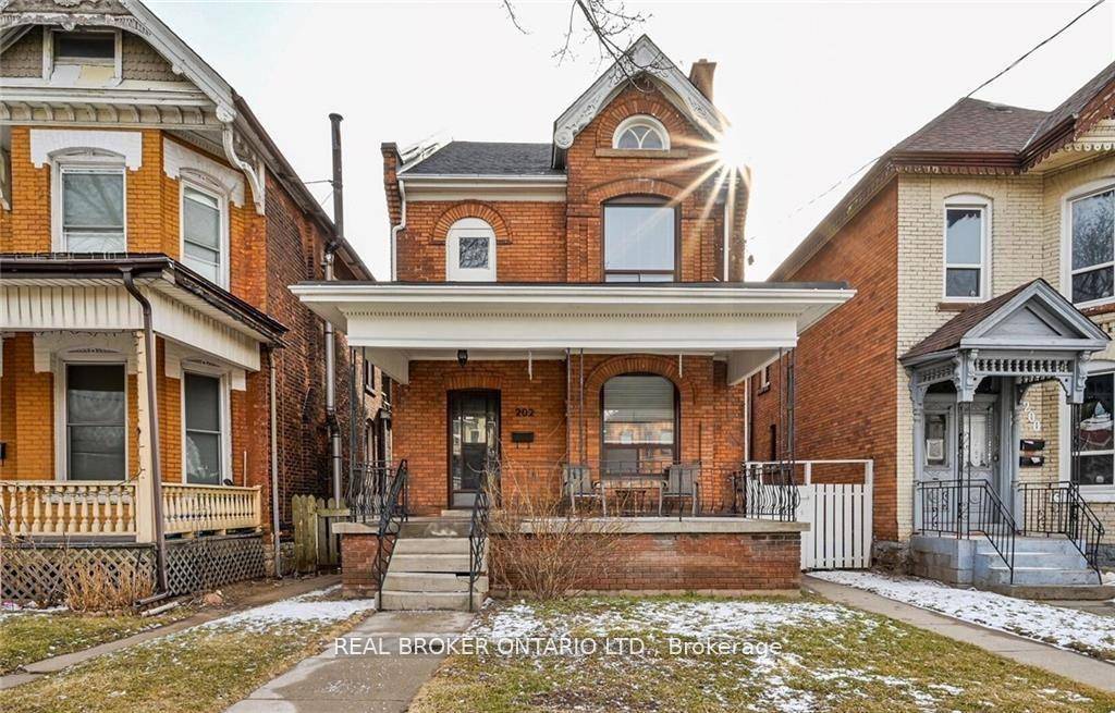 Stylish Freshly Renovated 2 Bedroom near the Heart of Downtown Hamilton.