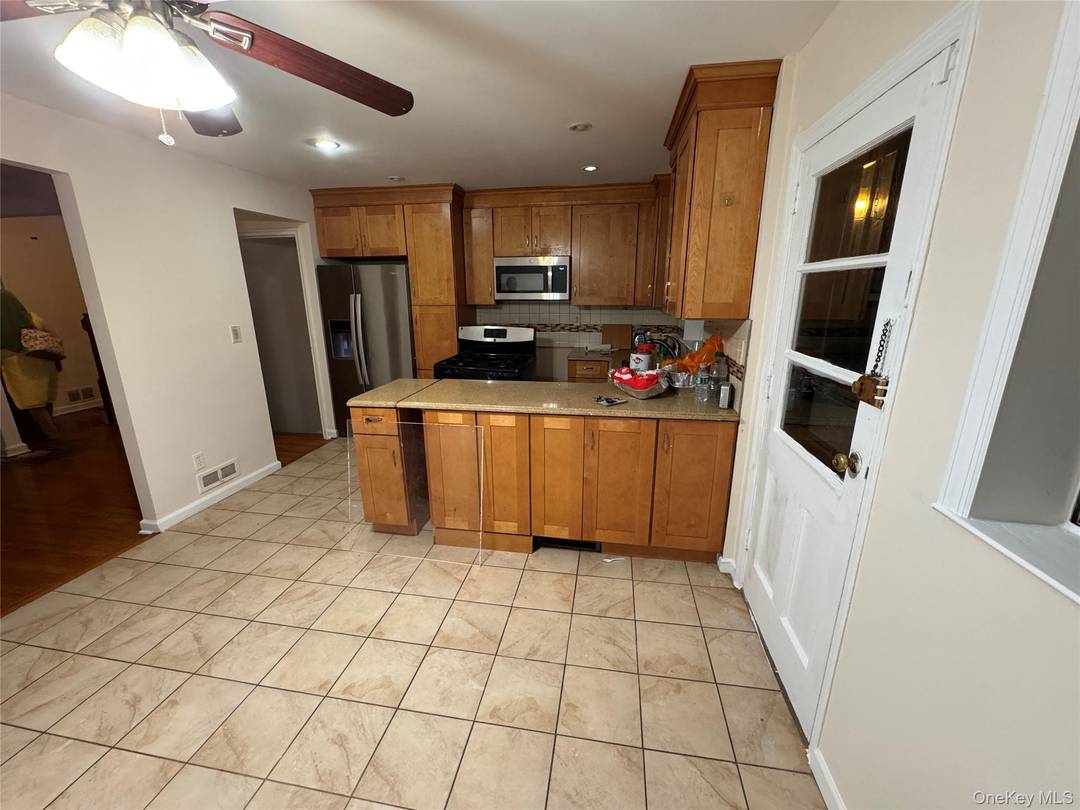 Fully Renovated Duplex Apartment Welcome to this spacious and beautifully updated 3 bedroom, 1 bath duplex !