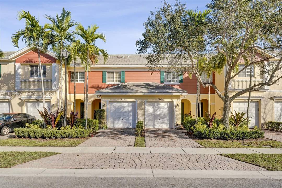 Beautiful townhouse in the heart of Davie offering comfort, functionality, and peace of mind.
