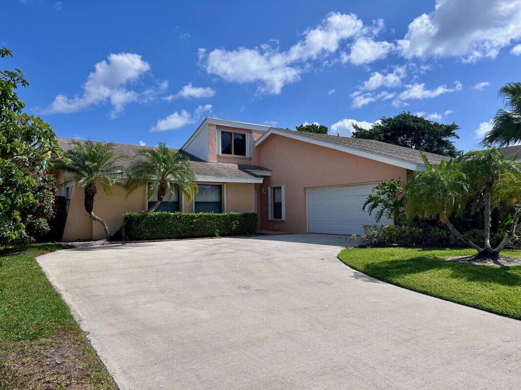 3 BR 2 BA 2 car garage and pool located in the Pheasant Walk neighborhood with A rated Boca schools !