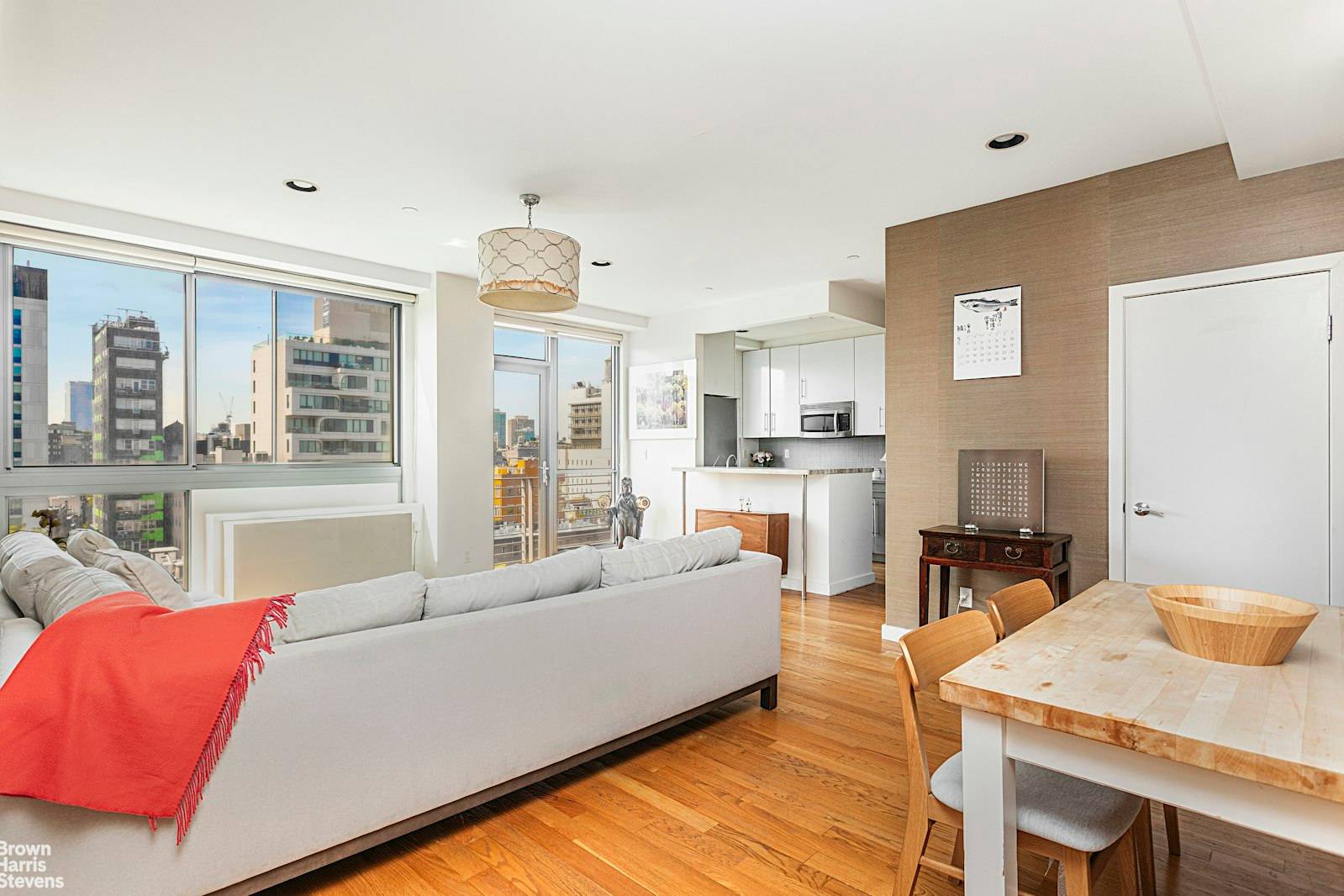 Welcome to the highly coveted D line a corner apartment with the most extraordinary 270 degree views and abundance of sunlight throughout the day.