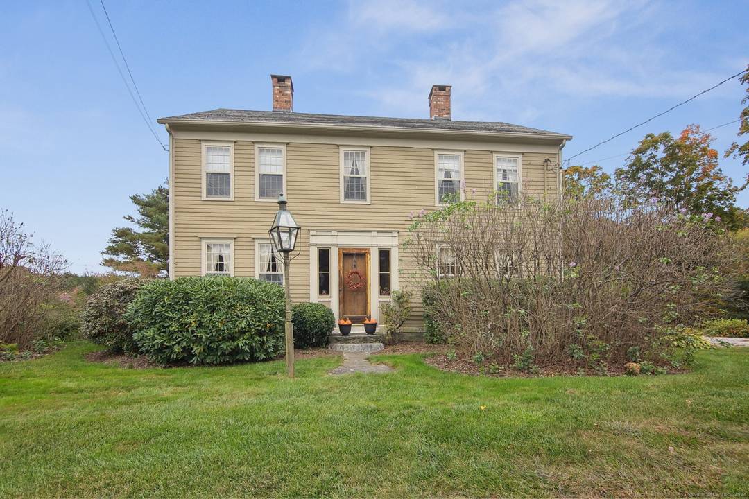 Antique lovers alert ! Enjoy this quintessential 1803 Colonial on 1.