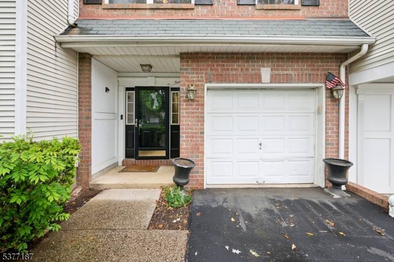 Welcome to this beautifully updated three Level townhouse in highly sought after Hamilton Woods, brand new luxury vinyl plank flooring on all 3 levels.