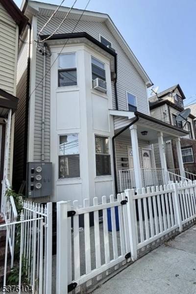 Ideal for investors or savvy homeowners looking to offset monthly expenses !