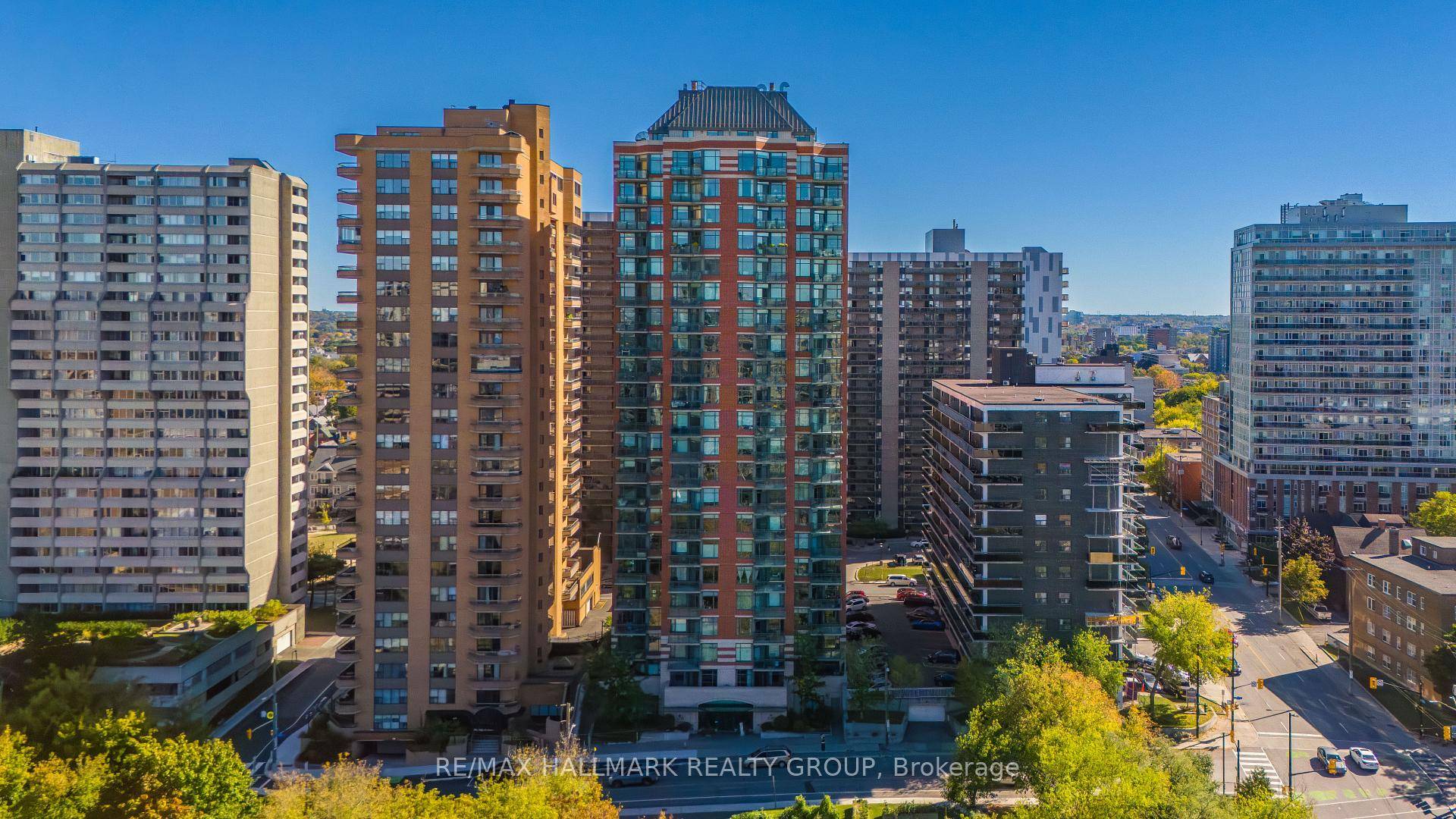Welcome home ! You wont want to miss this stunning two bedroom, two FULL bath condo at The Laurier, an executive style building in the heart of Ottawas Centretown.