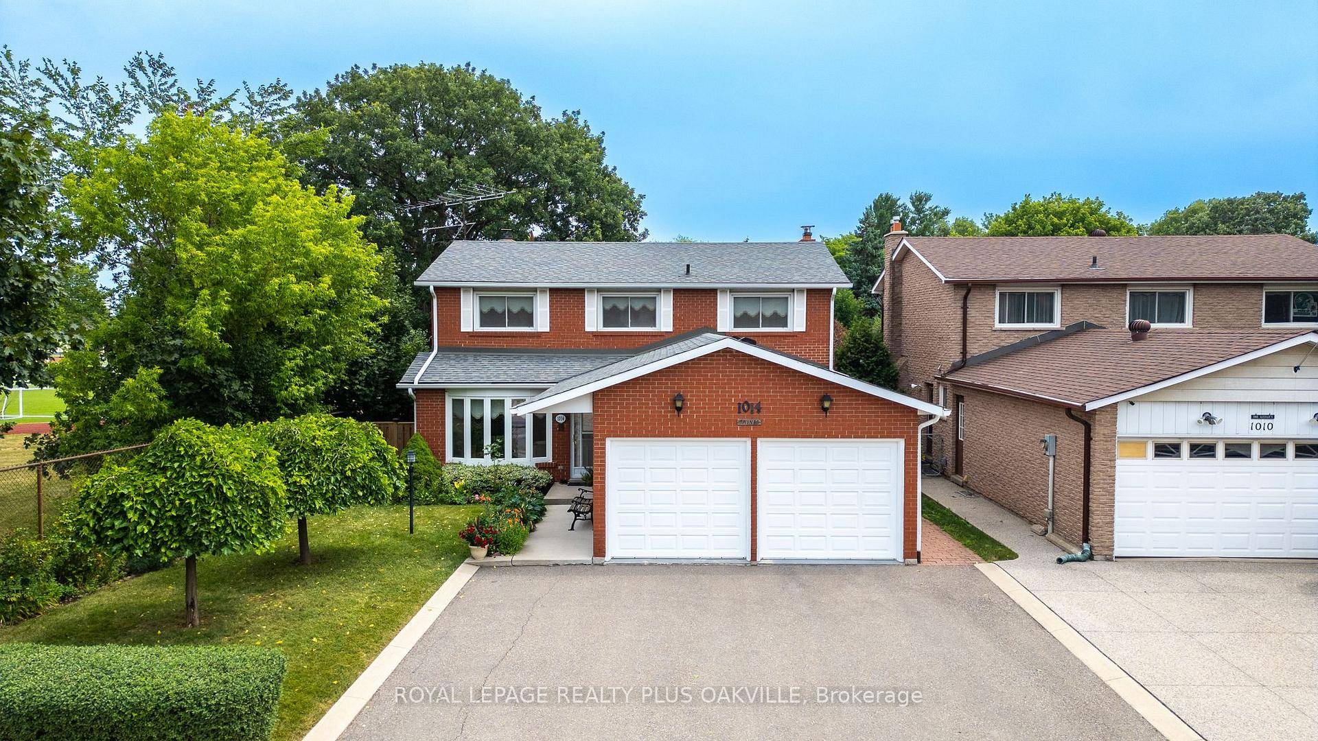 OPPORTUNITY KNOCKS in Oakville's popular College Park neighbourhood !