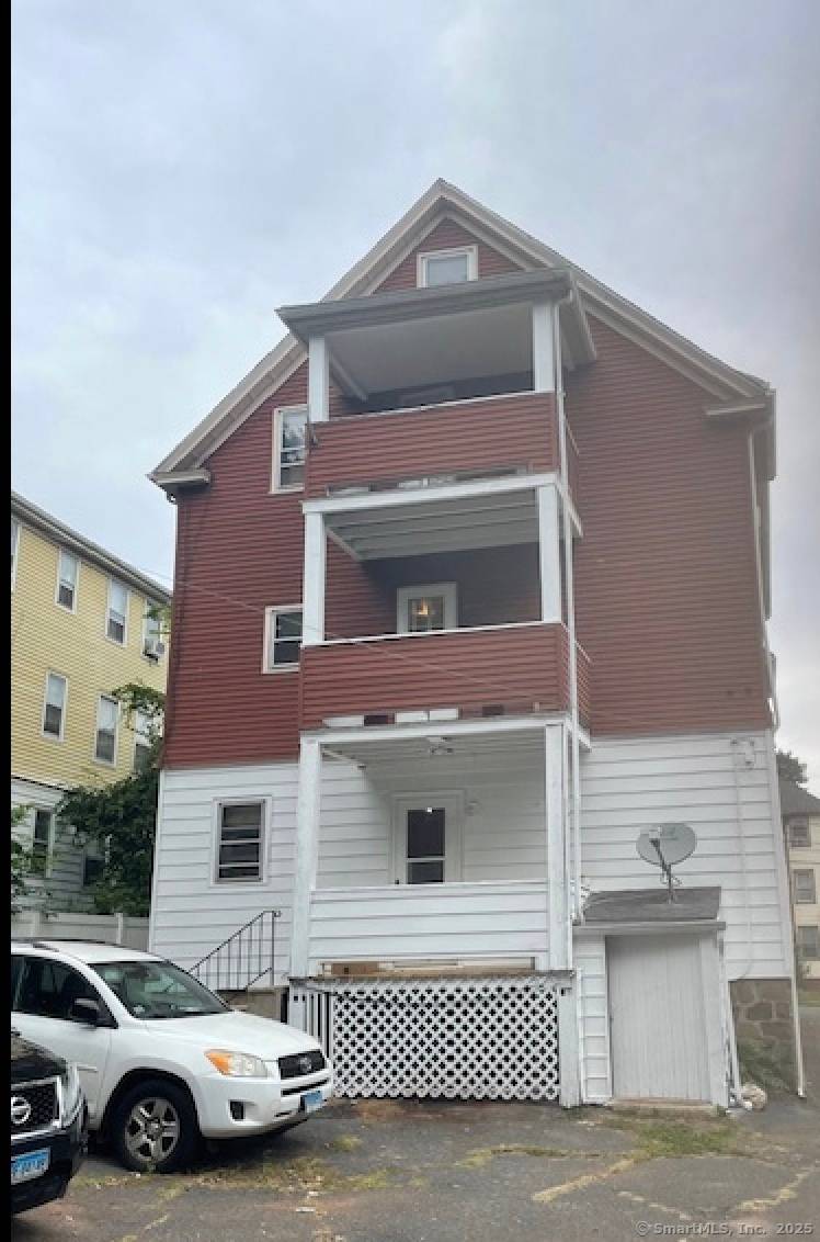 Here is a particularly nicely located 3 family in particularly good condition.