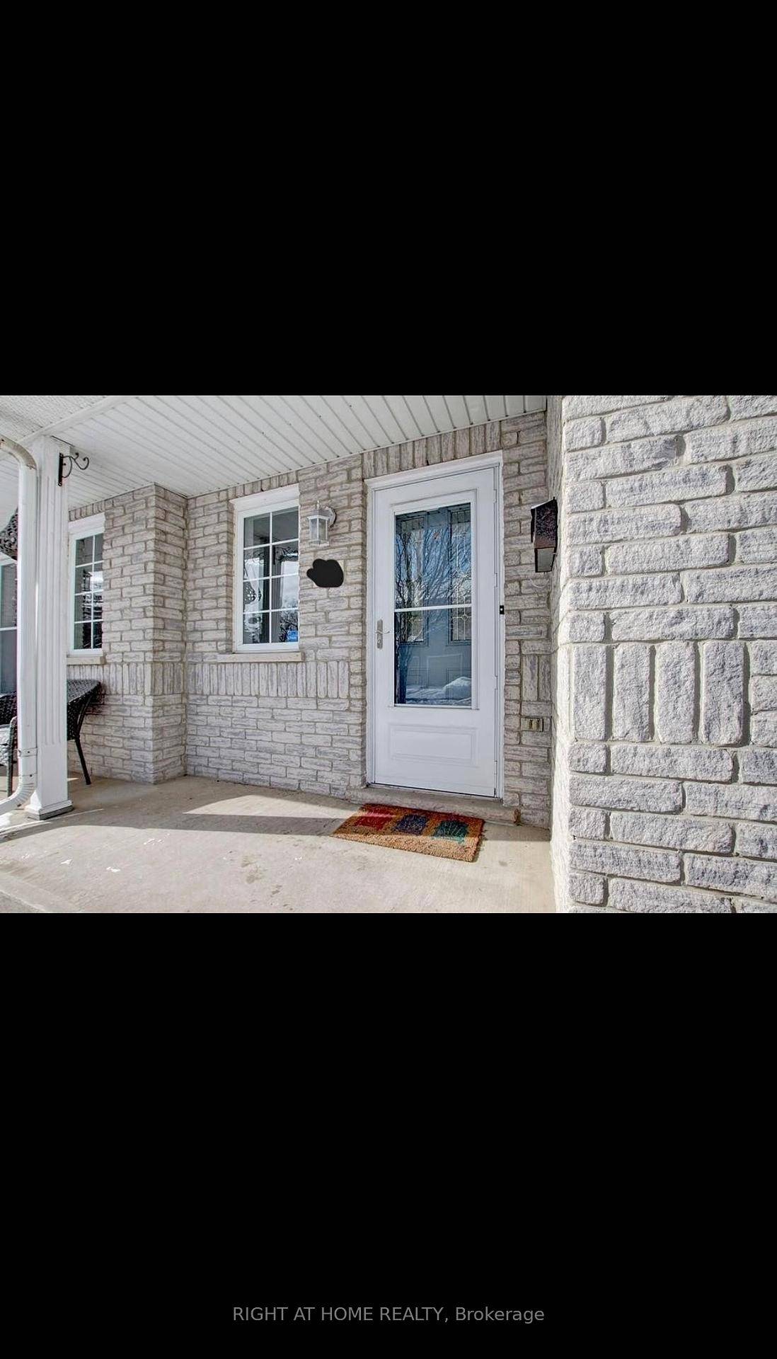 Lakeshore Ravine Lakefront TownhomeBright, spacious 3 Bed, 3 Bath townhome steps from the lake and trails.