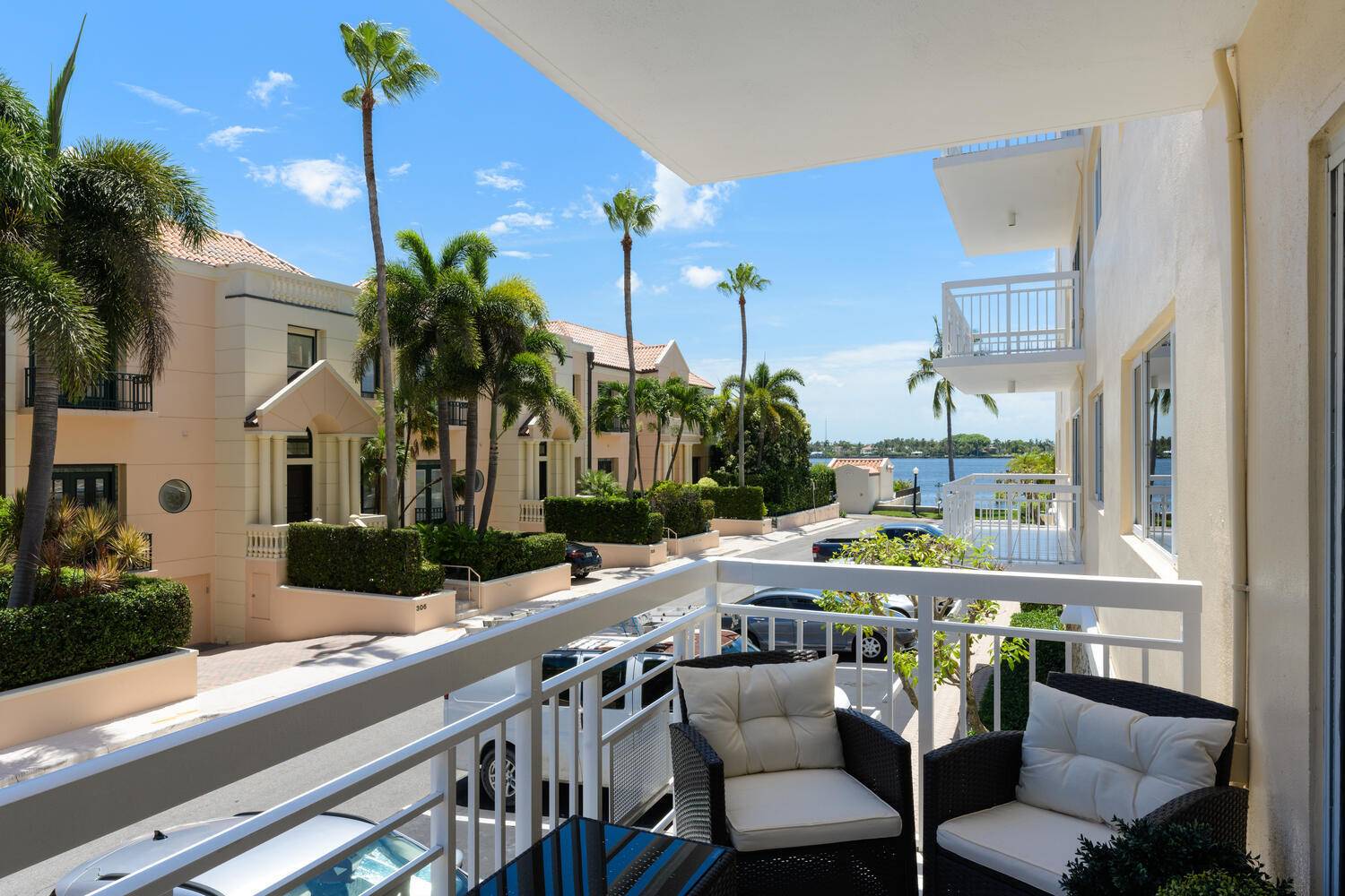 Gorgeous seasonal rental in Boutique building ideally located on the Intracoastal walking distance to luxury shops and restaurants, and three blocks from Publix.