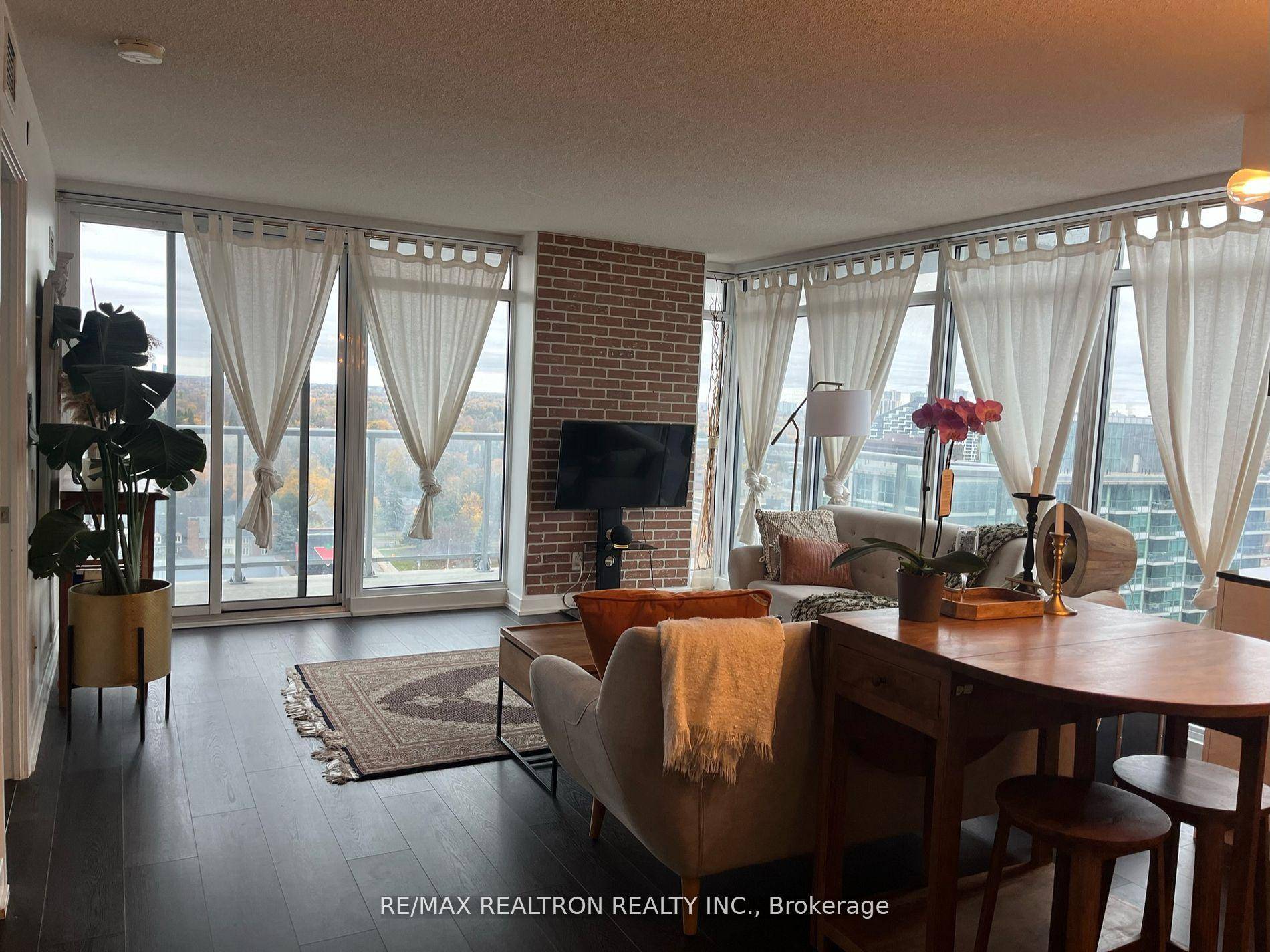 Great Location, Luxurious, fully renovated, corner unit, on high floor with great views, floor to ceiling glass windows,, spacious and bright Large 1 Bdrm Den.